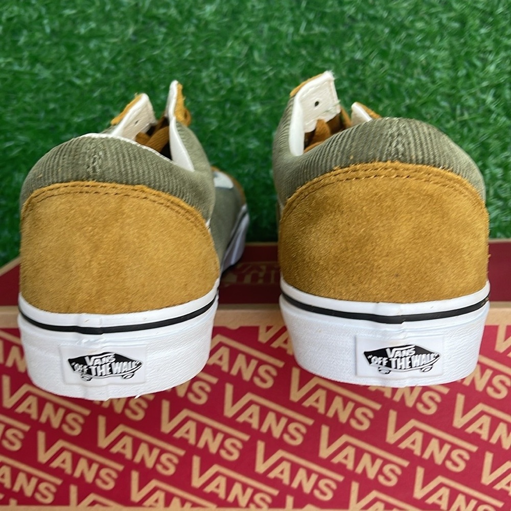 Vans Men’s Old Skool
Mini Cord Green/Brown
VN000ZNIT20A
Old Skool Corduroy Shoe - Picture 14 of 16